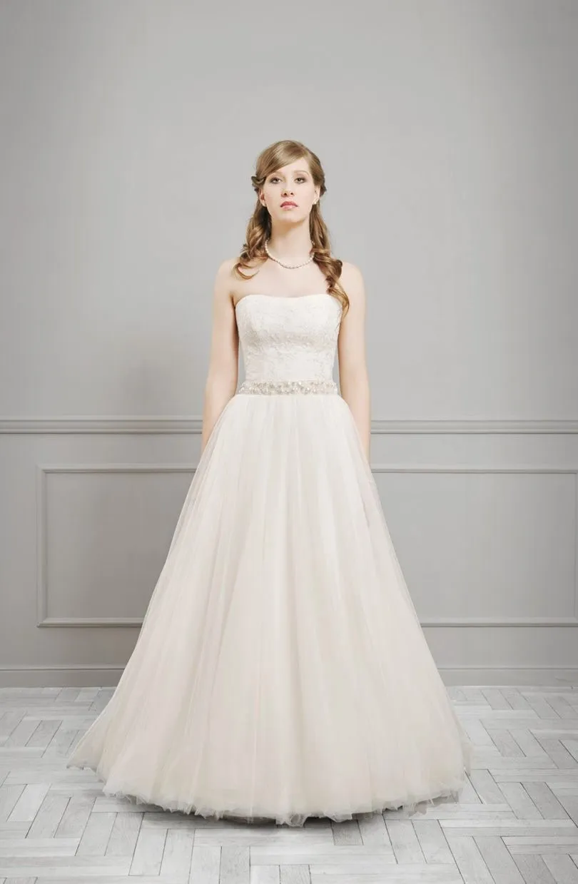 ---Traje de novia corte A confeccionado en encaje el busto y en tul la falda, escote sonrisa--