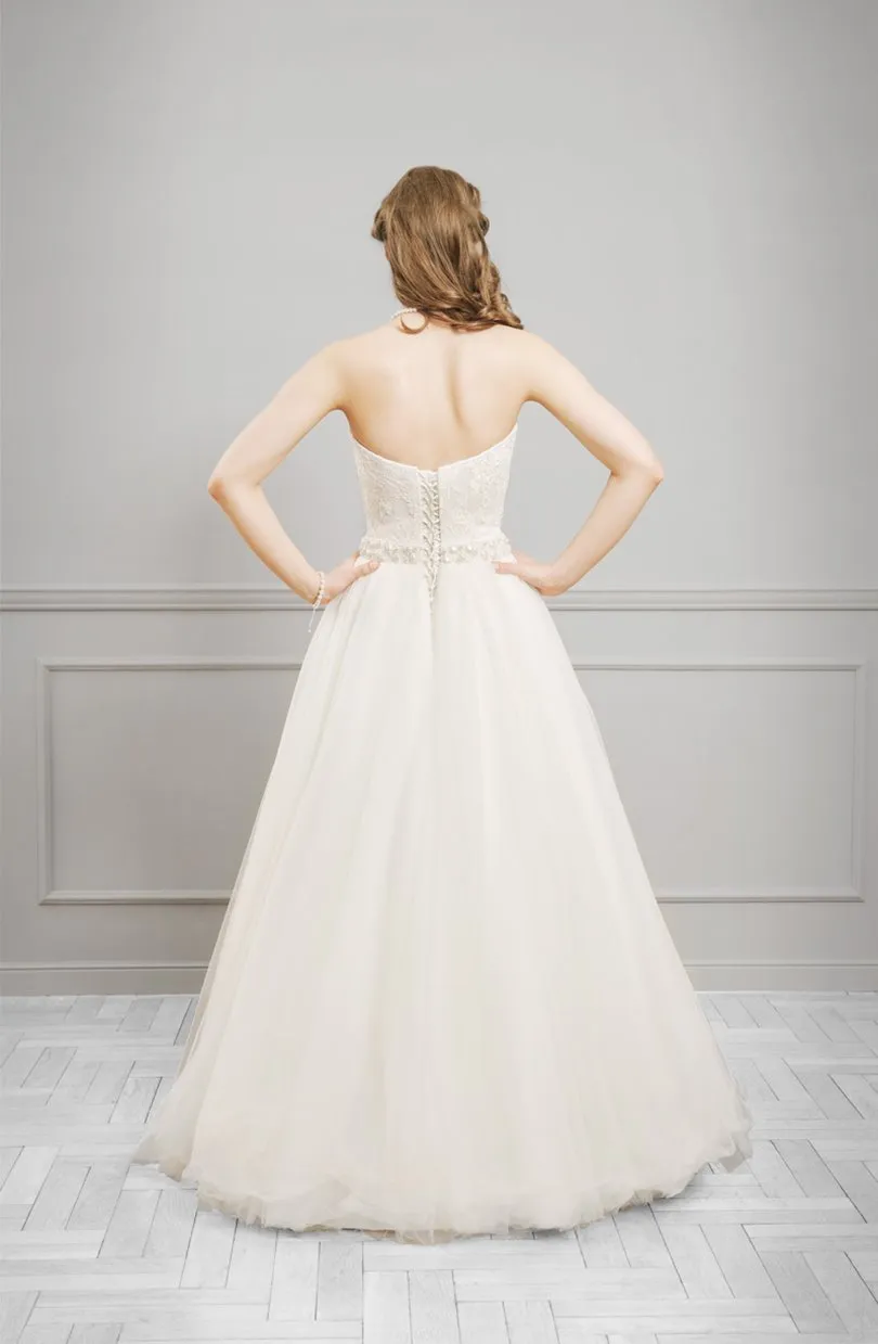 ---Traje de novia corte A confeccionado en encaje el busto y en tul la falda, escote sonrisa--