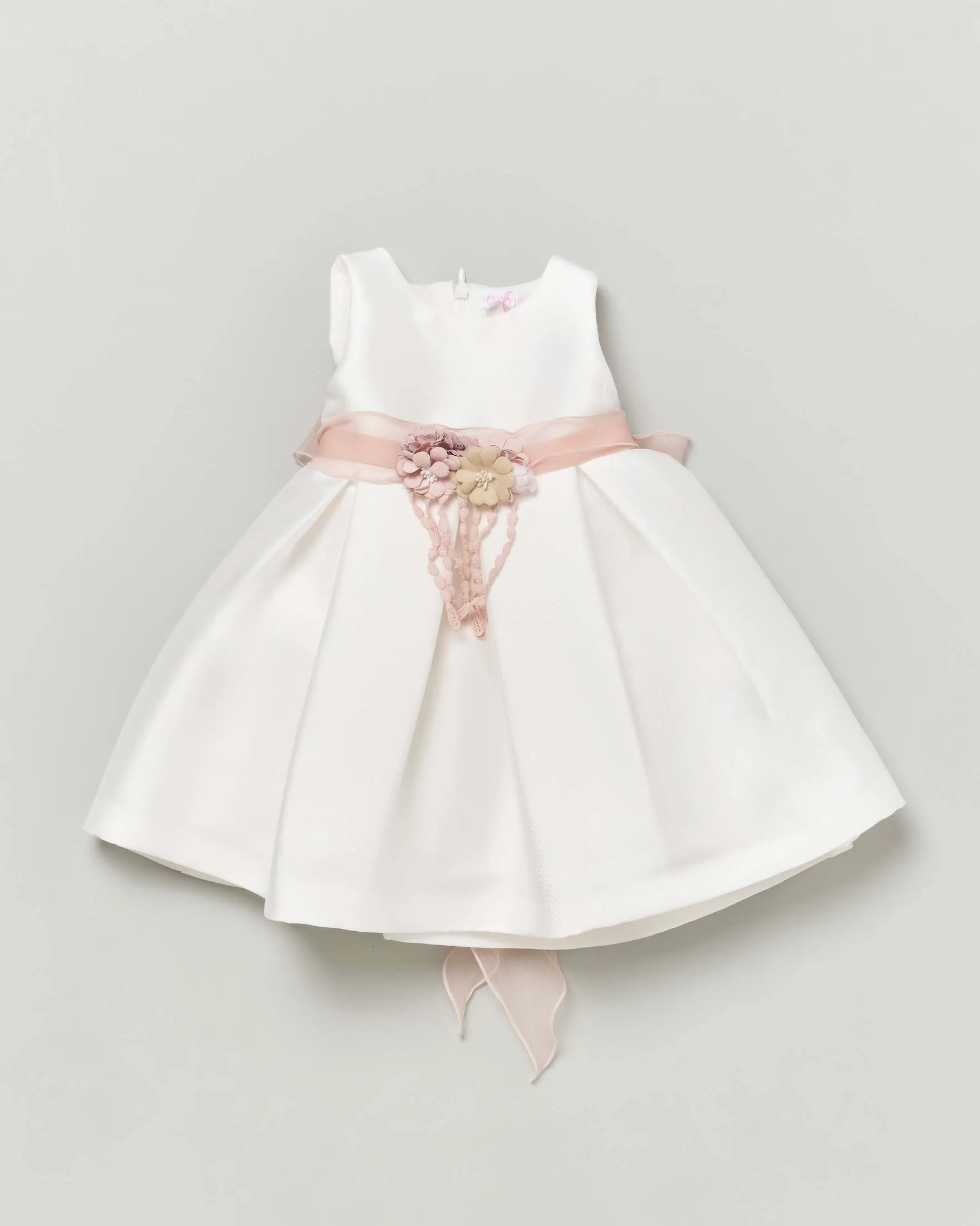 Abito corto bianco senza maniche con gonna ampia e fascia in organza rosa con fiori 36 mesi