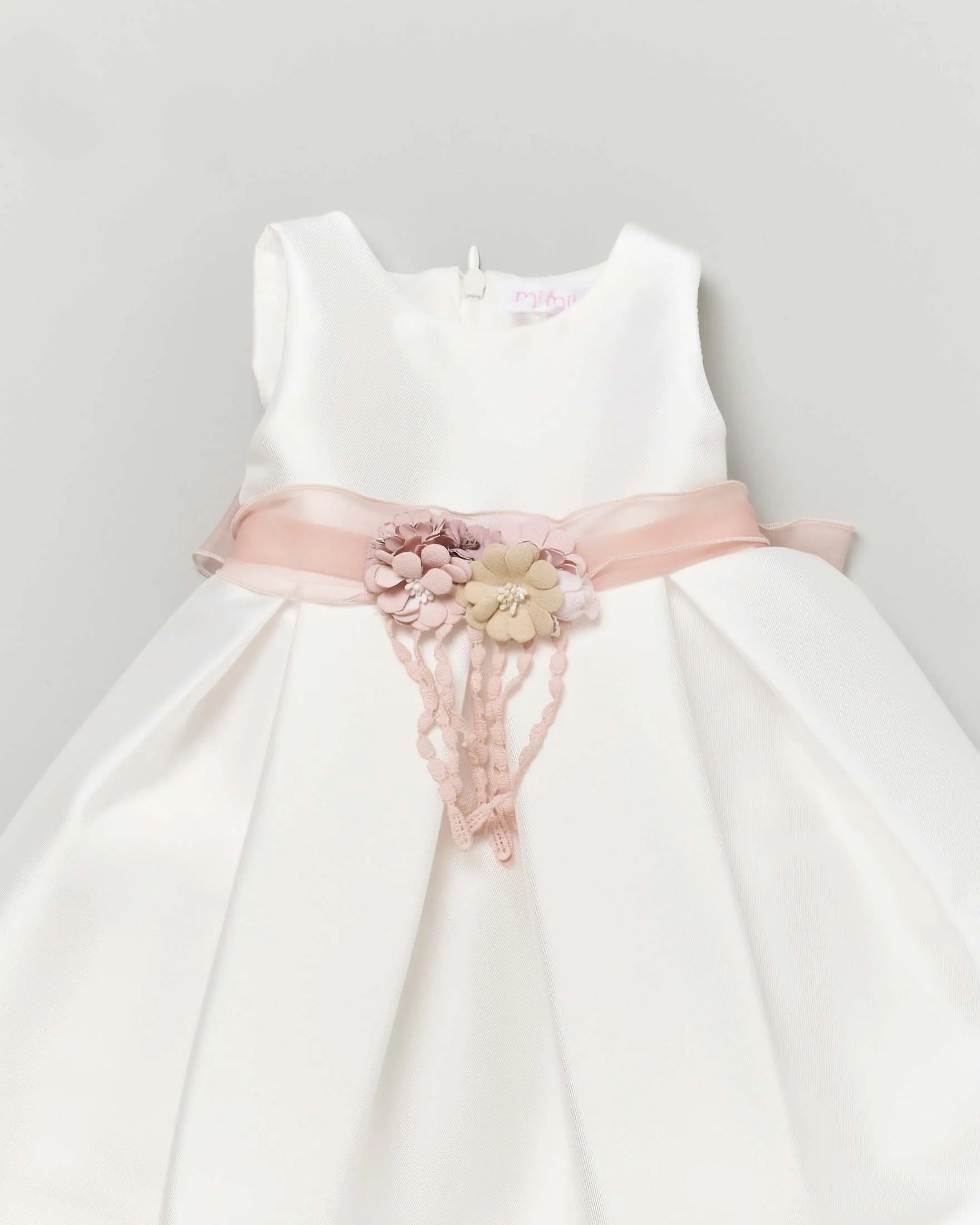 Abito corto bianco senza maniche con gonna ampia e fascia in organza rosa con fiori 36 mesi