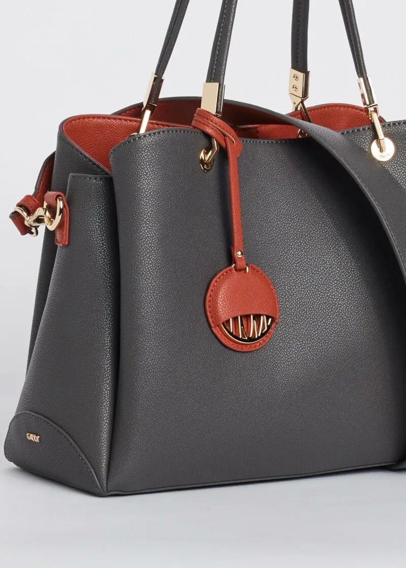 Borsa con charm decorativo