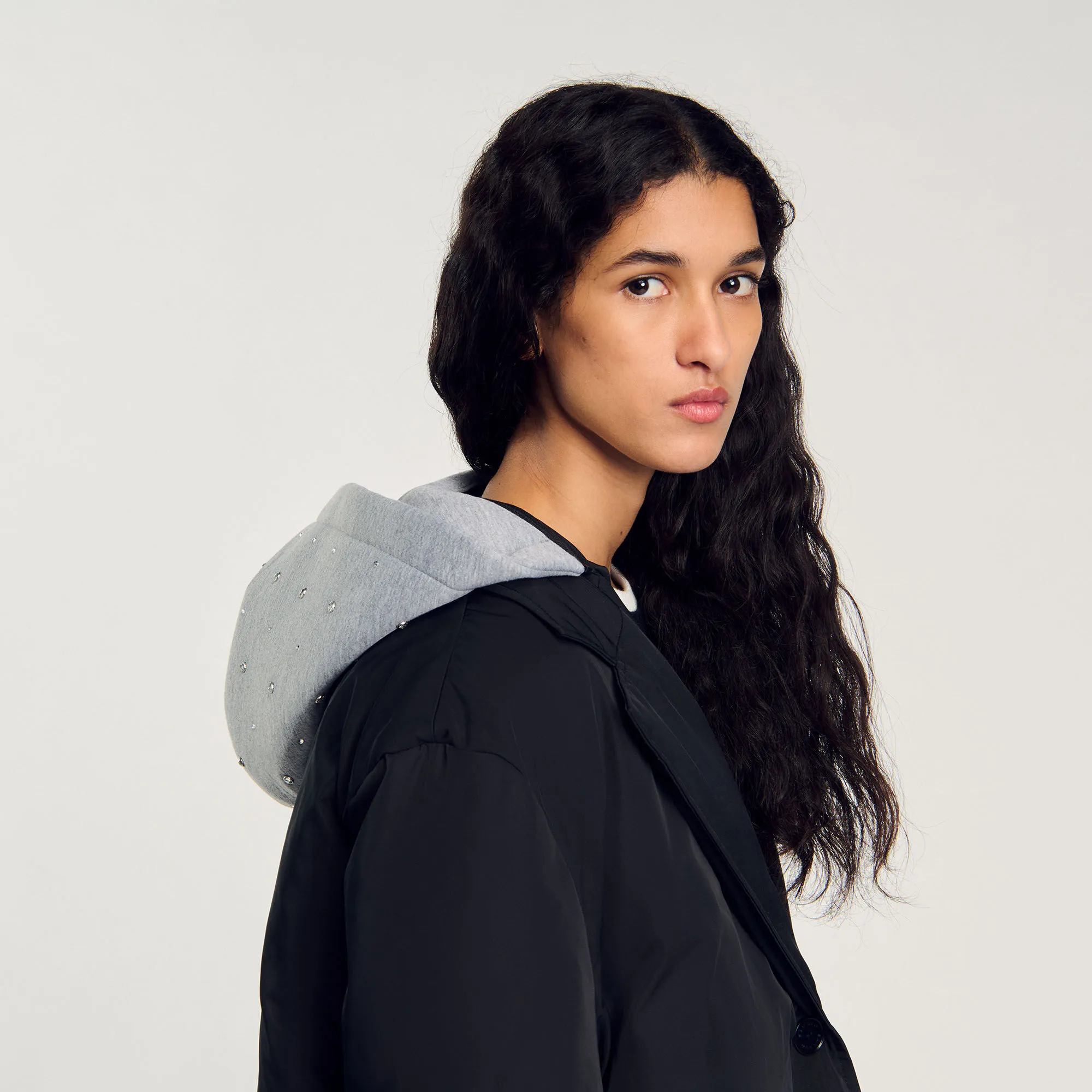 Cappotto con cappuccio a contrasto