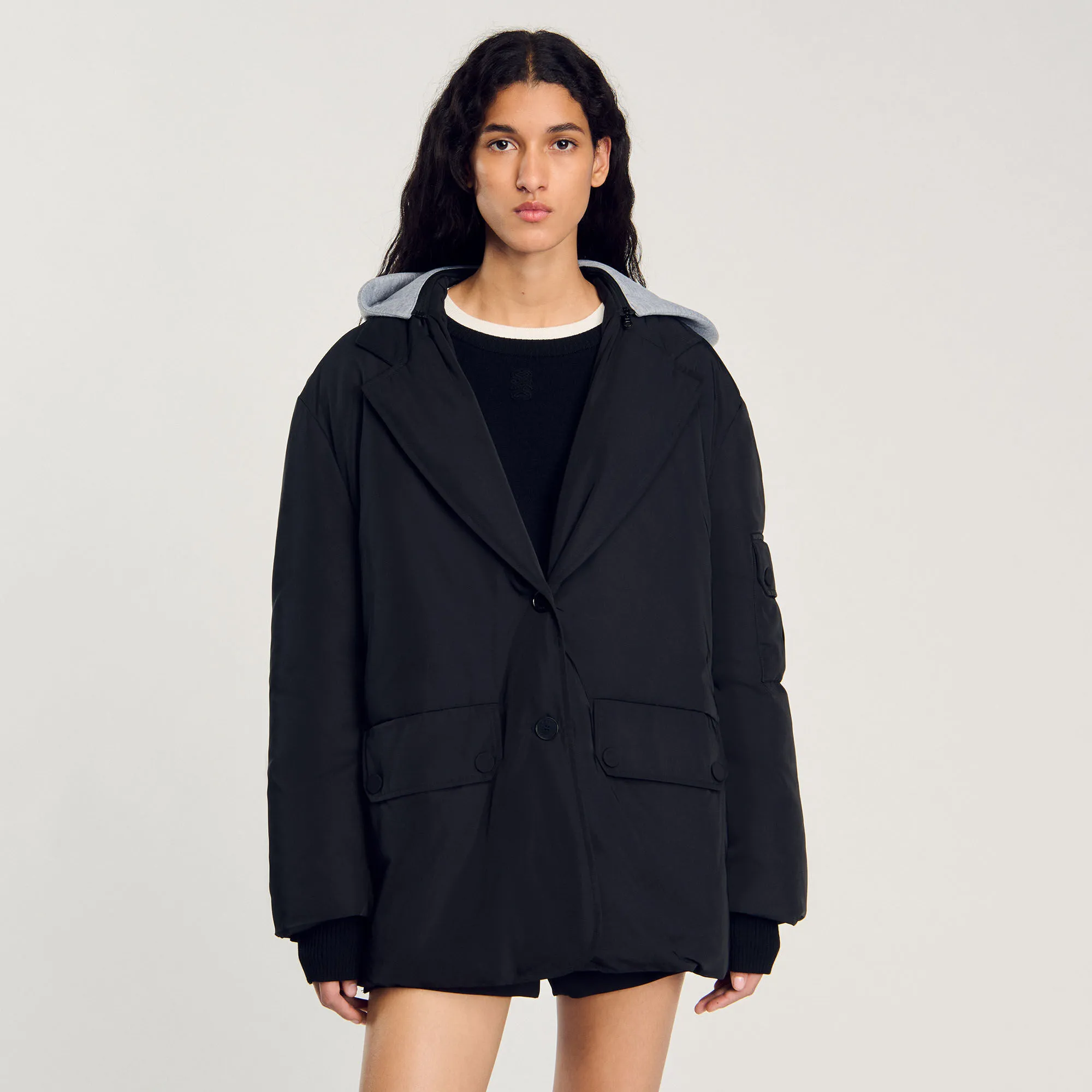 Cappotto con cappuccio a contrasto