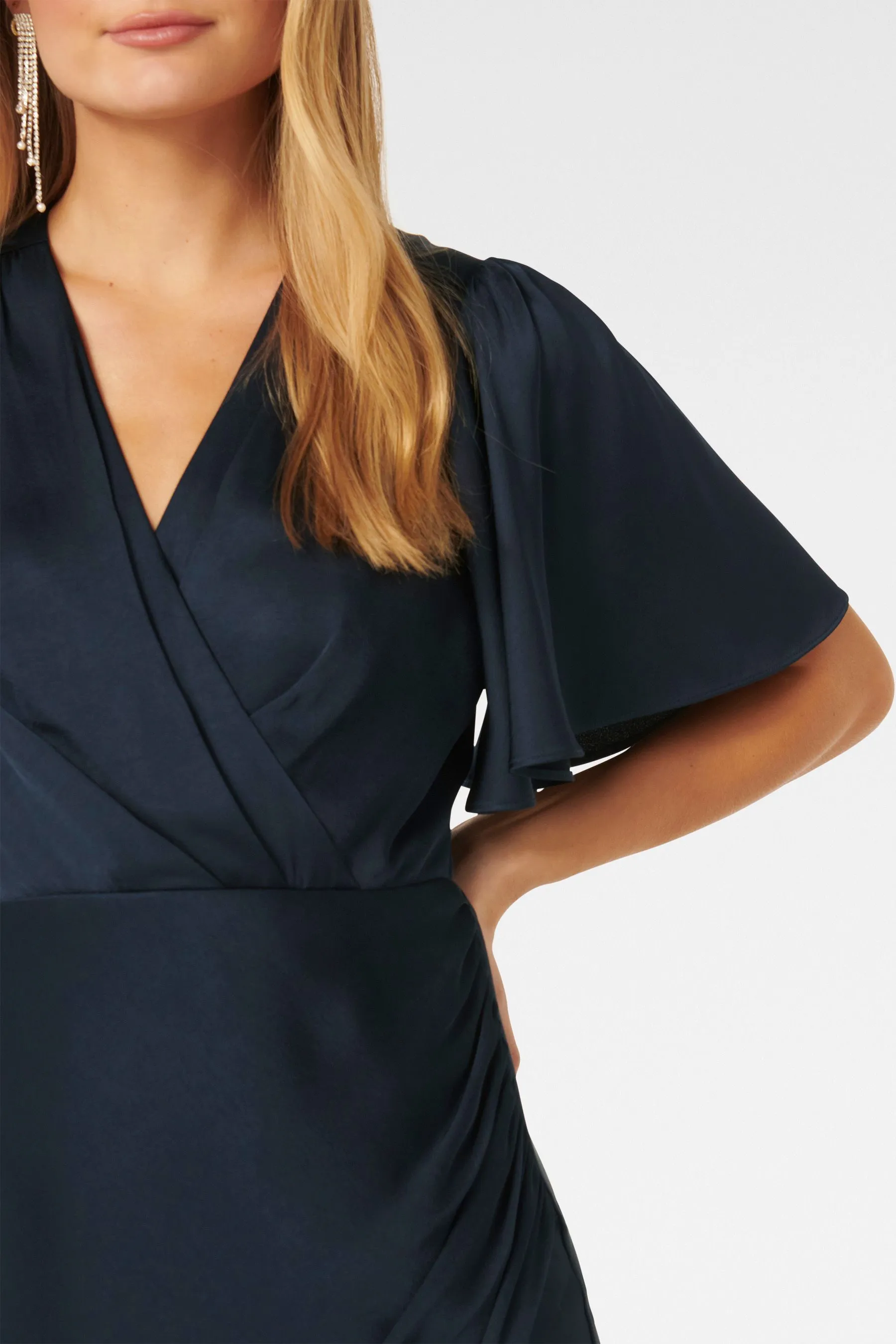 Forever New Chelsea - Abito maxi con maniche Satin svasato