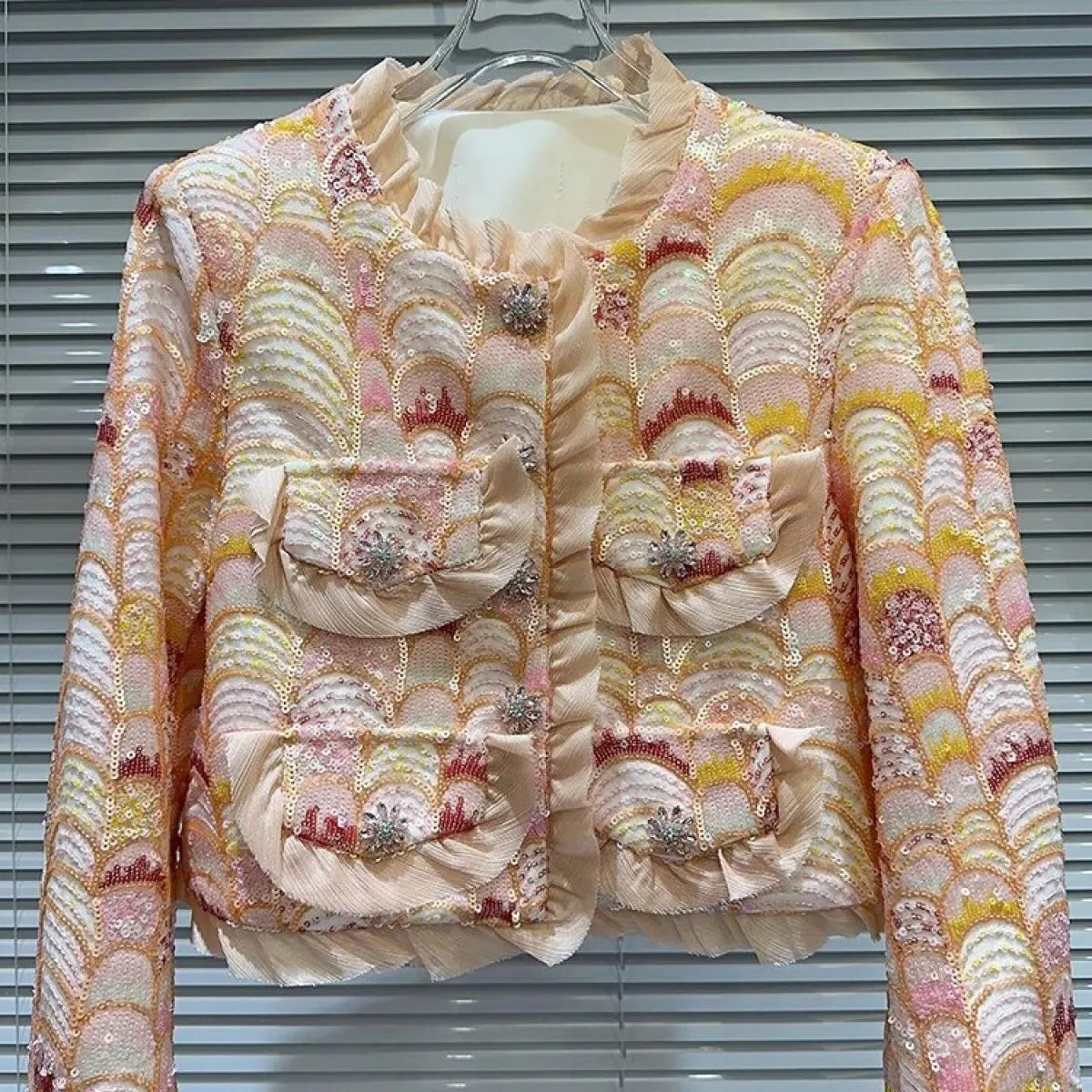 Giacca corta da donna con fibbia colorata con paillettes e diamanti di High Street 2023 del nuovissimo designer
