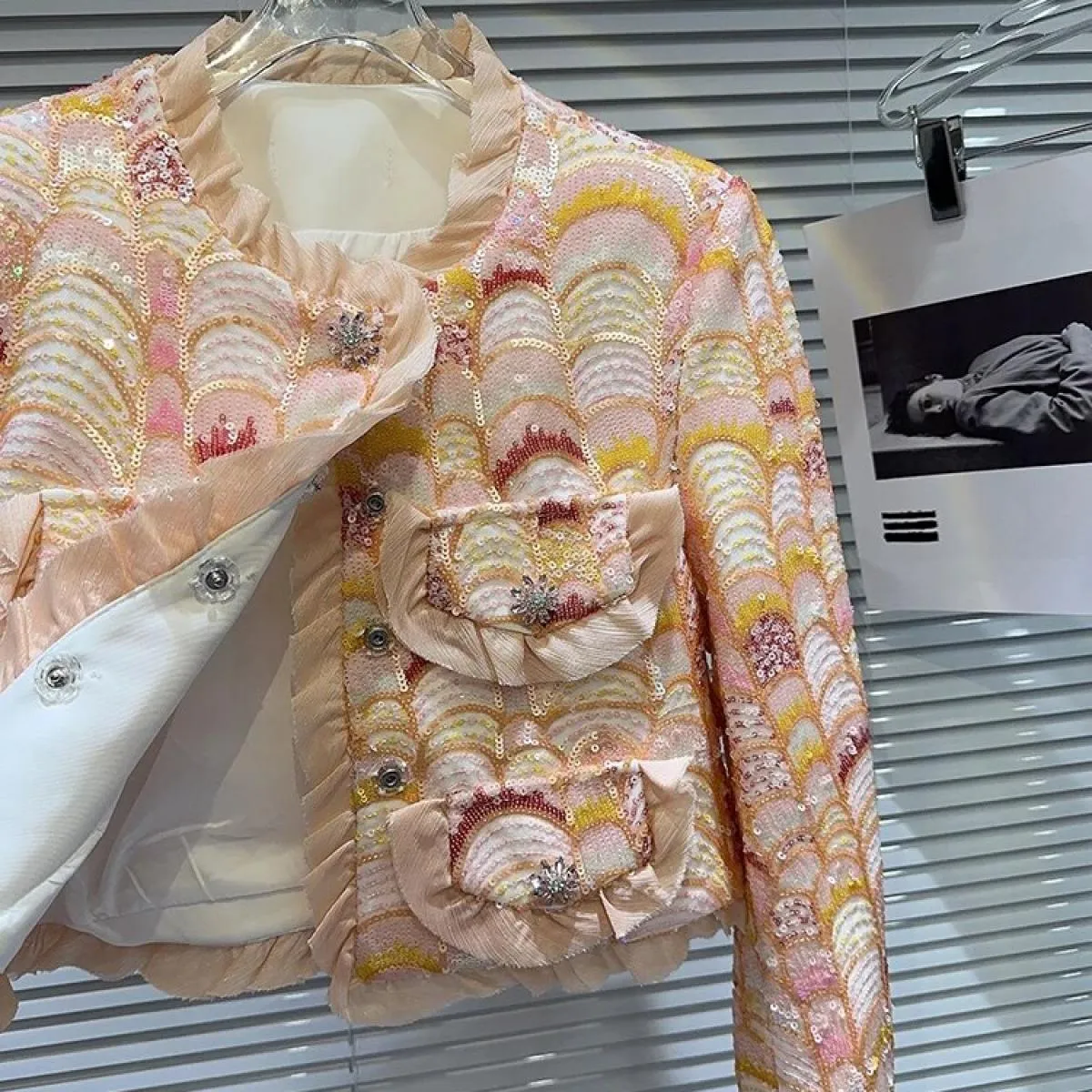 Giacca corta da donna con fibbia colorata con paillettes e diamanti di High Street 2023 del nuovissimo designer