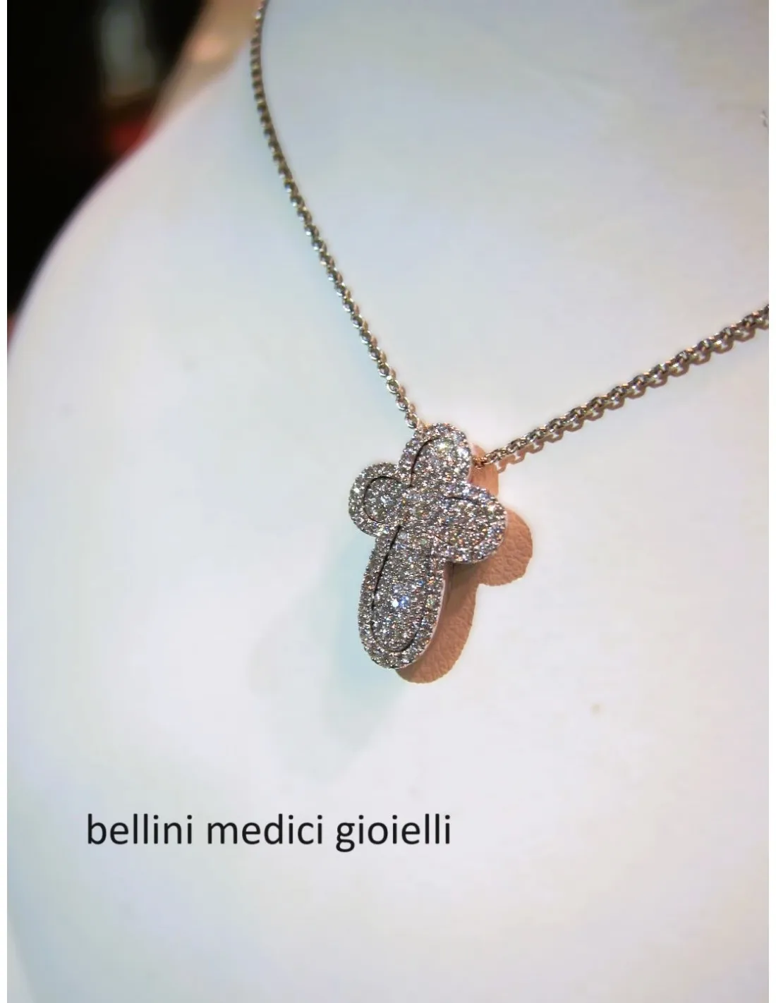 Girocollo con  croce in brillanti di Giorgio Visconti