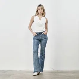 Jeans azzurri a zampa con tasche