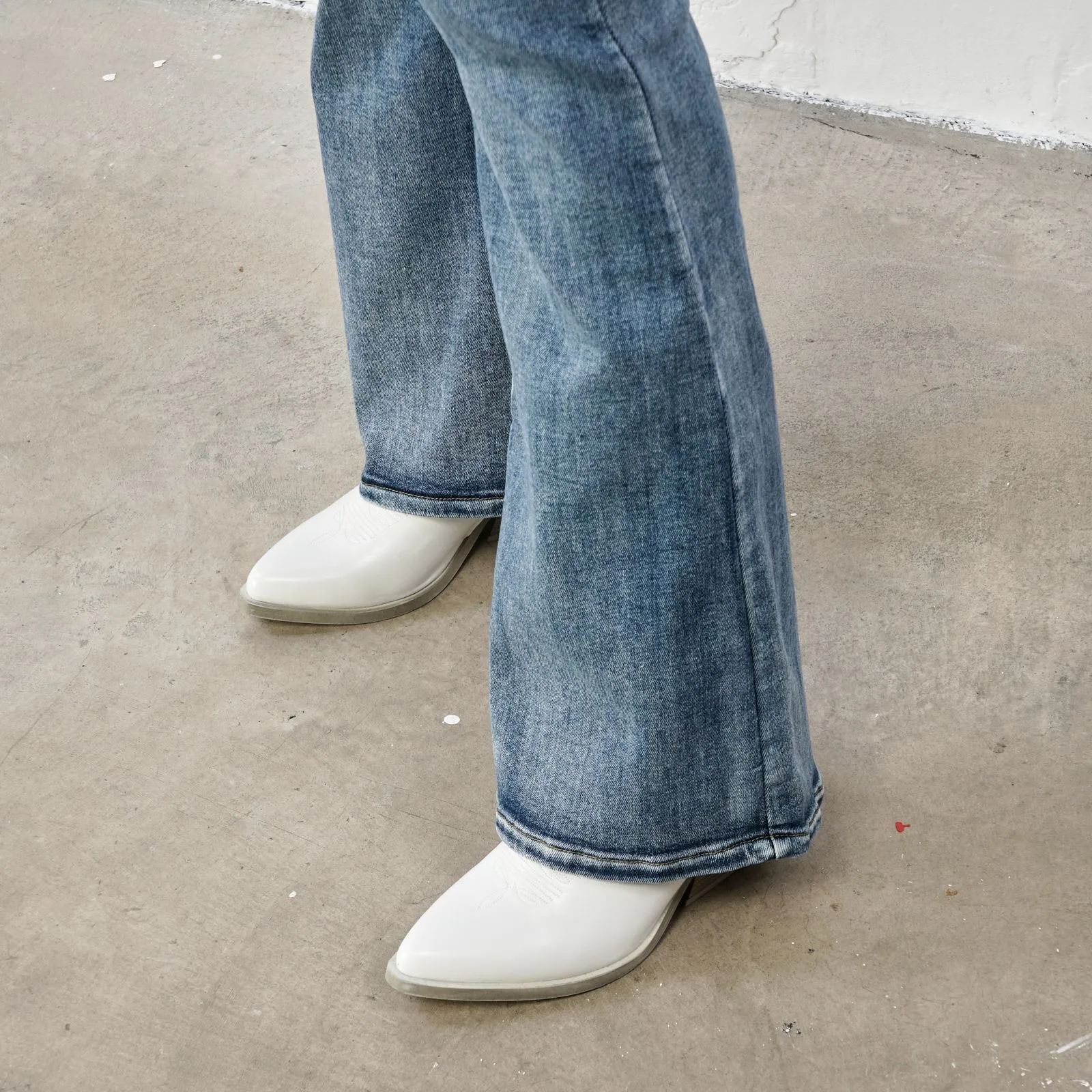 Jeans azzurri a zampa con tasche