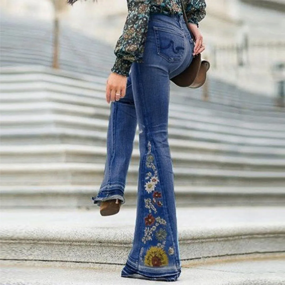 Jeans da donna ricamati 2023 Nuova mamma Pantaloni svasati in denim elegante allentato casual da strada Plus Size Lavato blu da