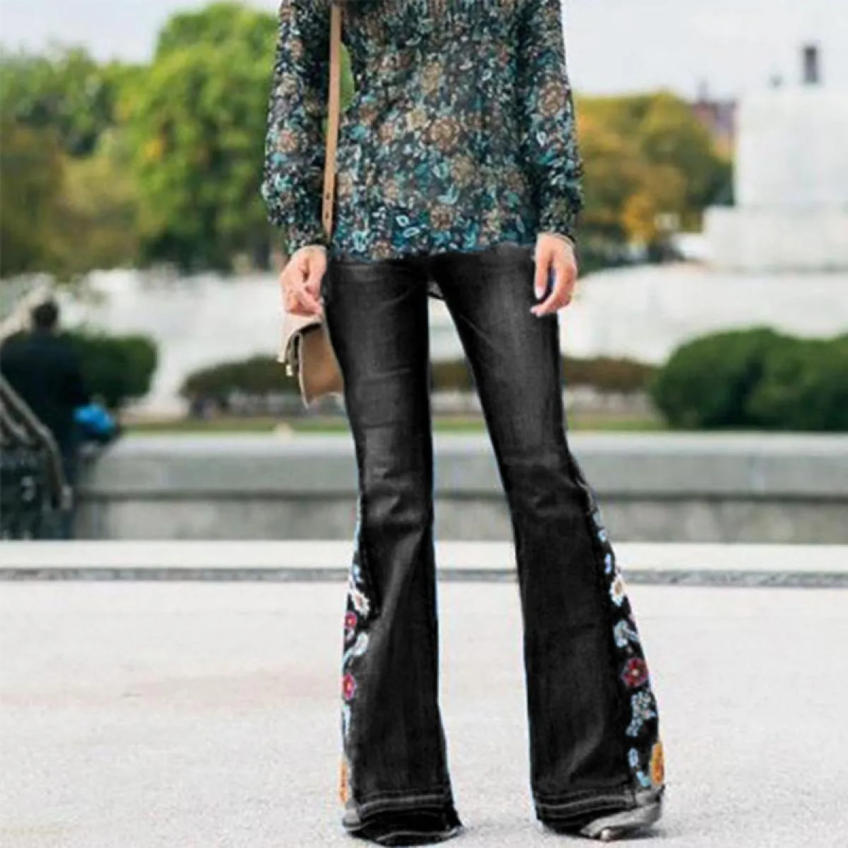 Jeans da donna ricamati 2023 Nuova mamma Pantaloni svasati in denim elegante allentato casual da strada Plus Size Lavato blu da