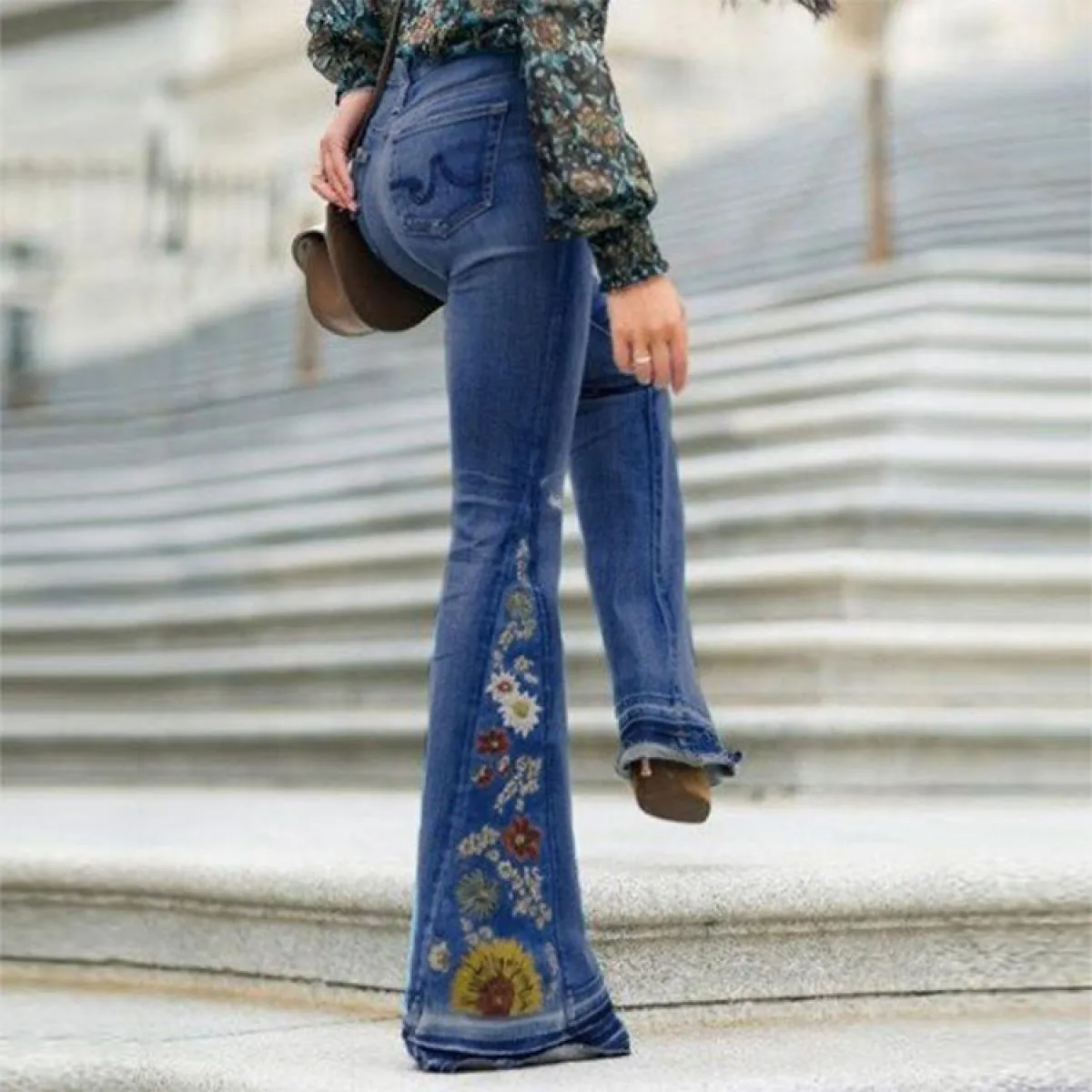 Jeans da donna ricamati 2023 Nuova mamma Pantaloni svasati in denim elegante allentato casual da strada Plus Size Lavato blu da