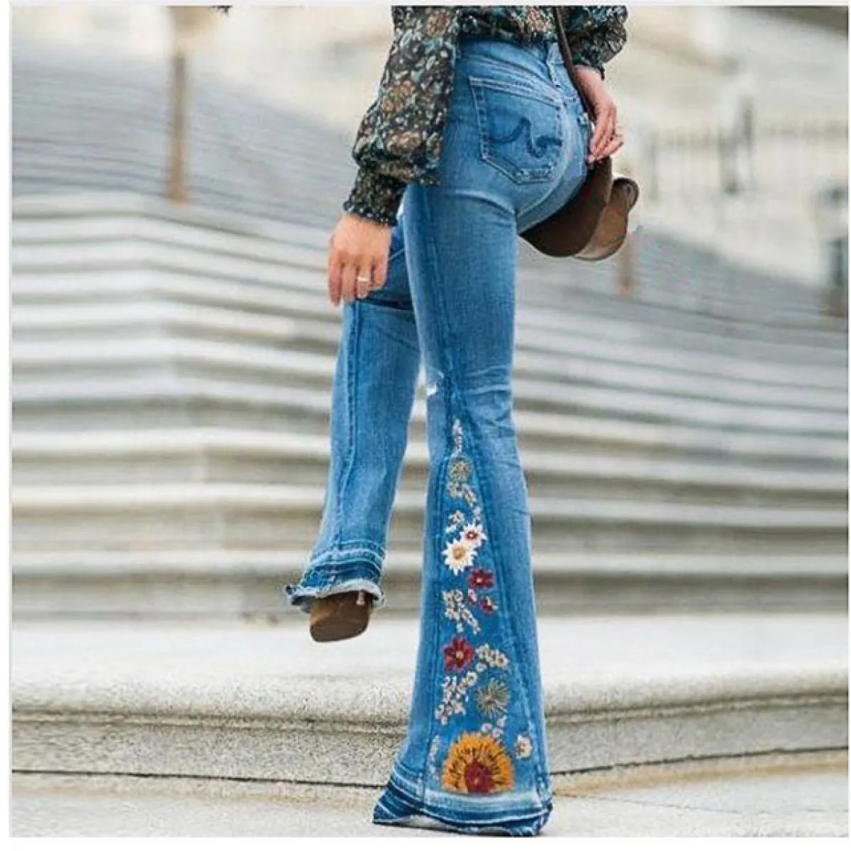 Jeans da donna ricamati 2023 Nuova mamma Pantaloni svasati in denim elegante allentato casual da strada Plus Size Lavato blu da