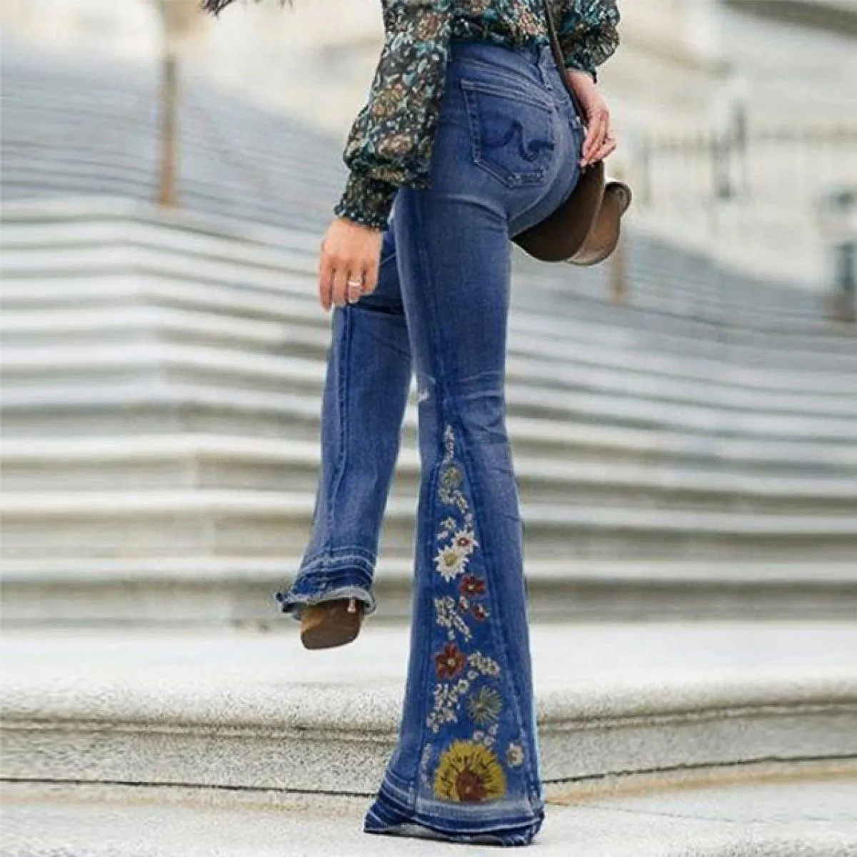 Jeans da donna ricamati 2023 Nuova mamma Pantaloni svasati in denim elegante allentato casual da strada Plus Size Lavato blu da