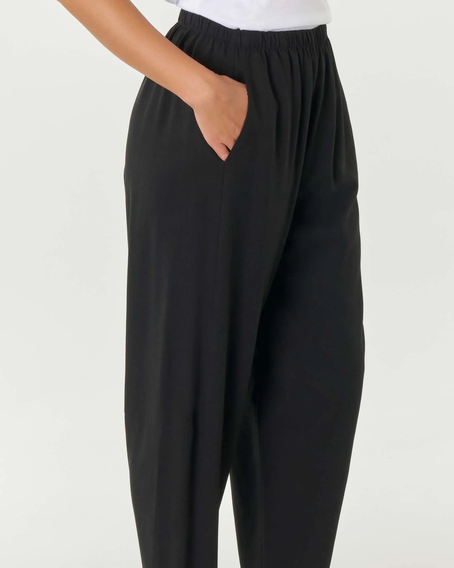 Pantaloni neri in viscosa e lino dalla linea a pagliaccio