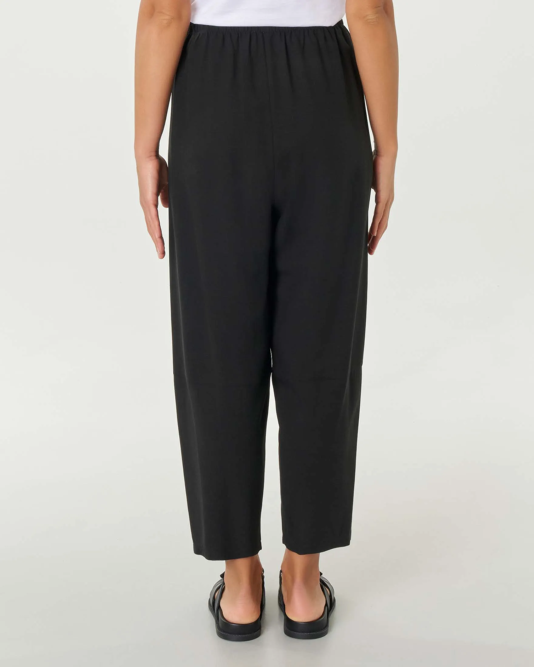 Pantaloni neri in viscosa e lino dalla linea a pagliaccio