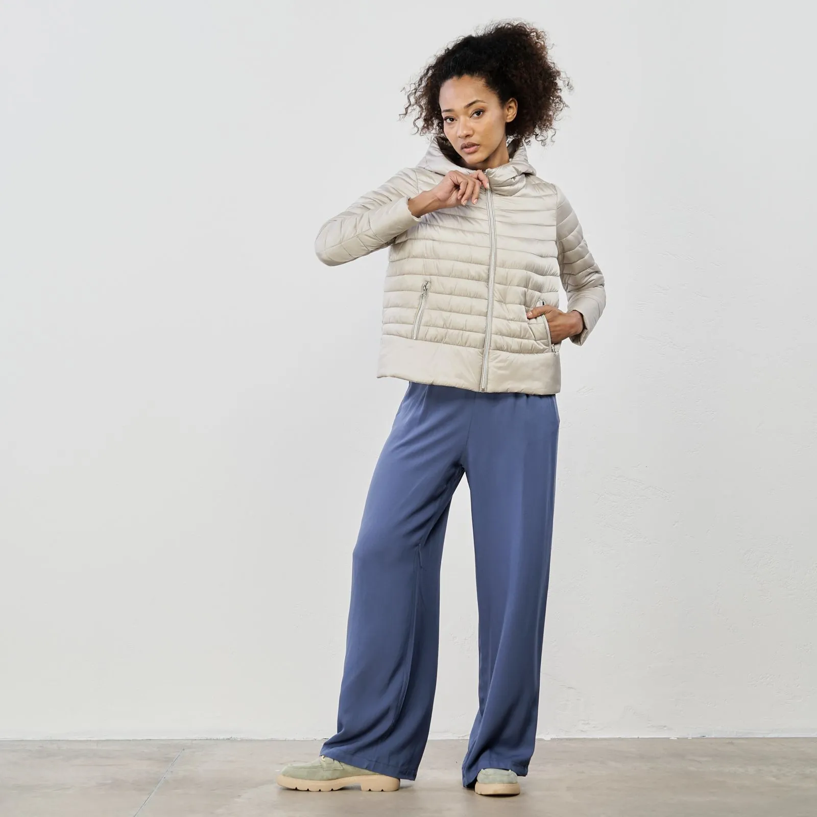 Piumino beige leggero con zip e cappuccio