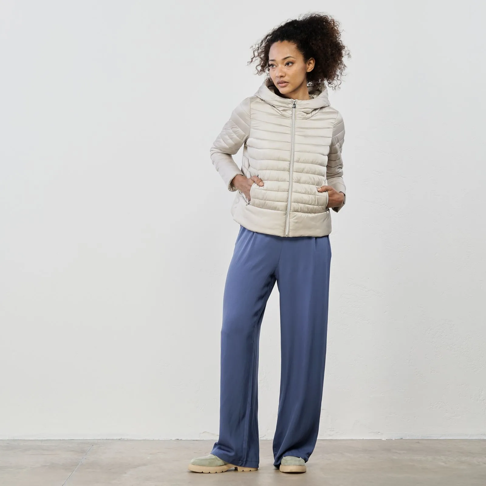 Piumino beige leggero con zip e cappuccio
