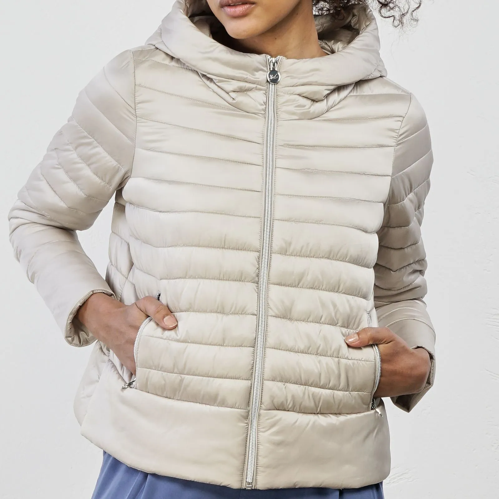 Piumino beige leggero con zip e cappuccio