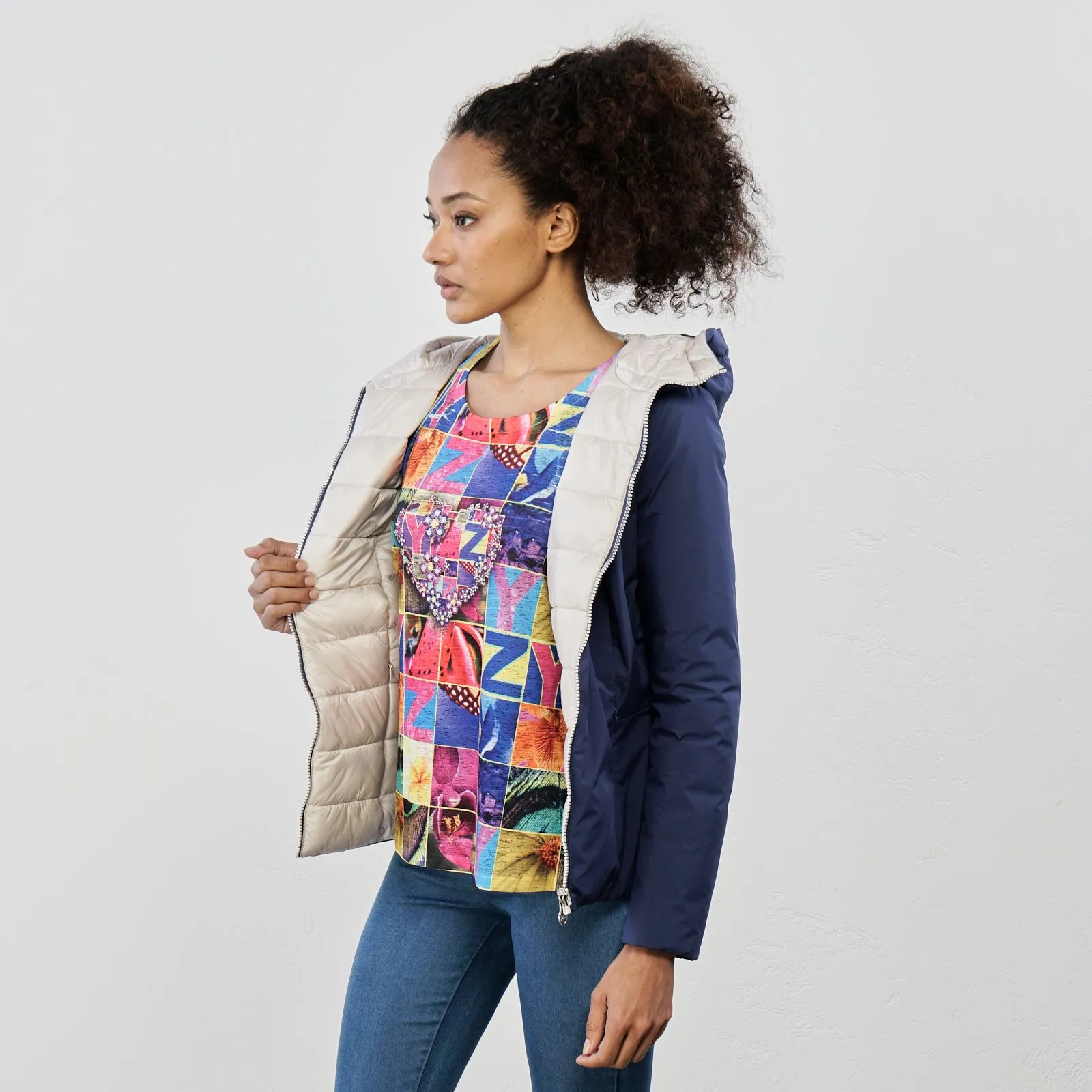 Piumino reversibile blu e beige con tasche