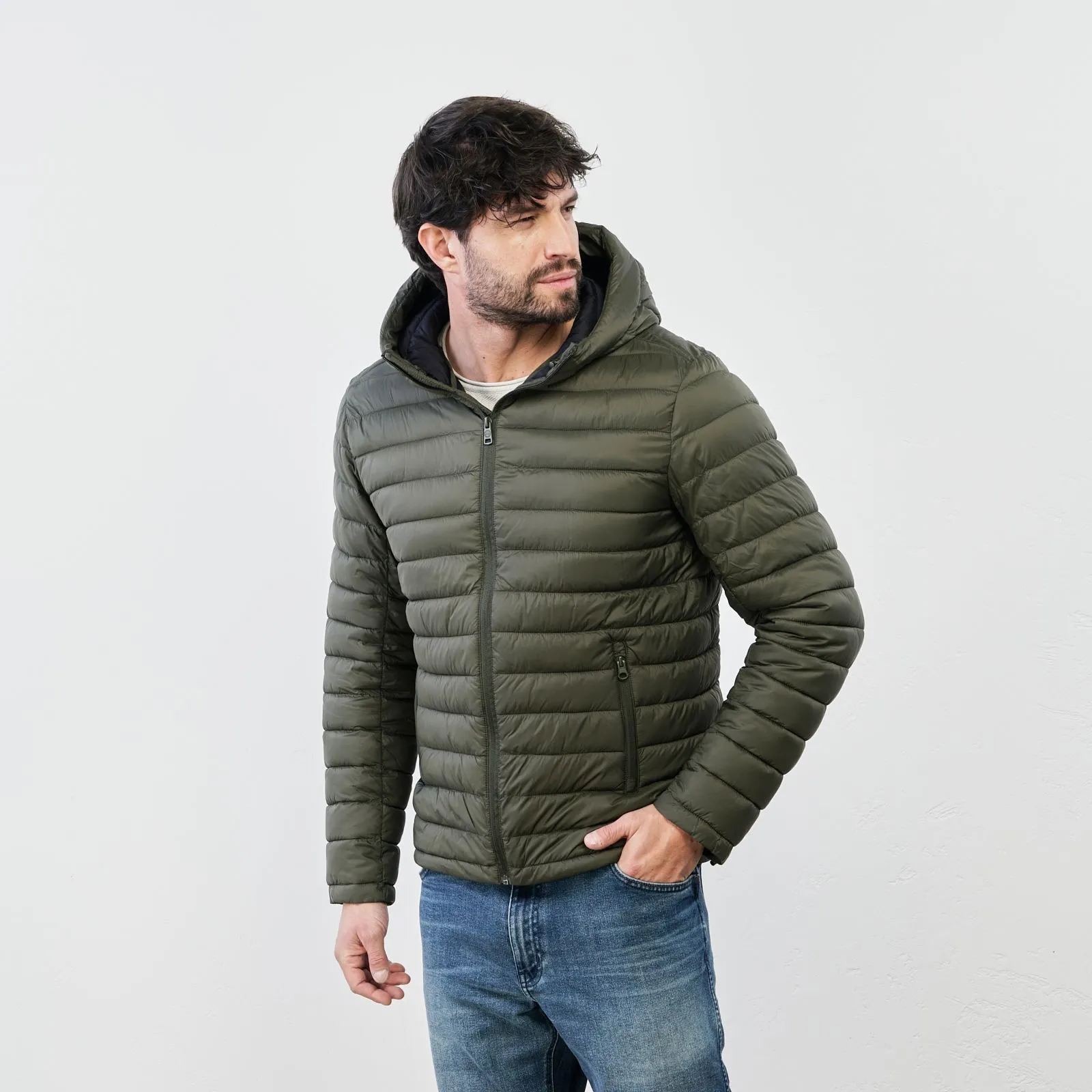 Piumino verde leggero con zip e tasche