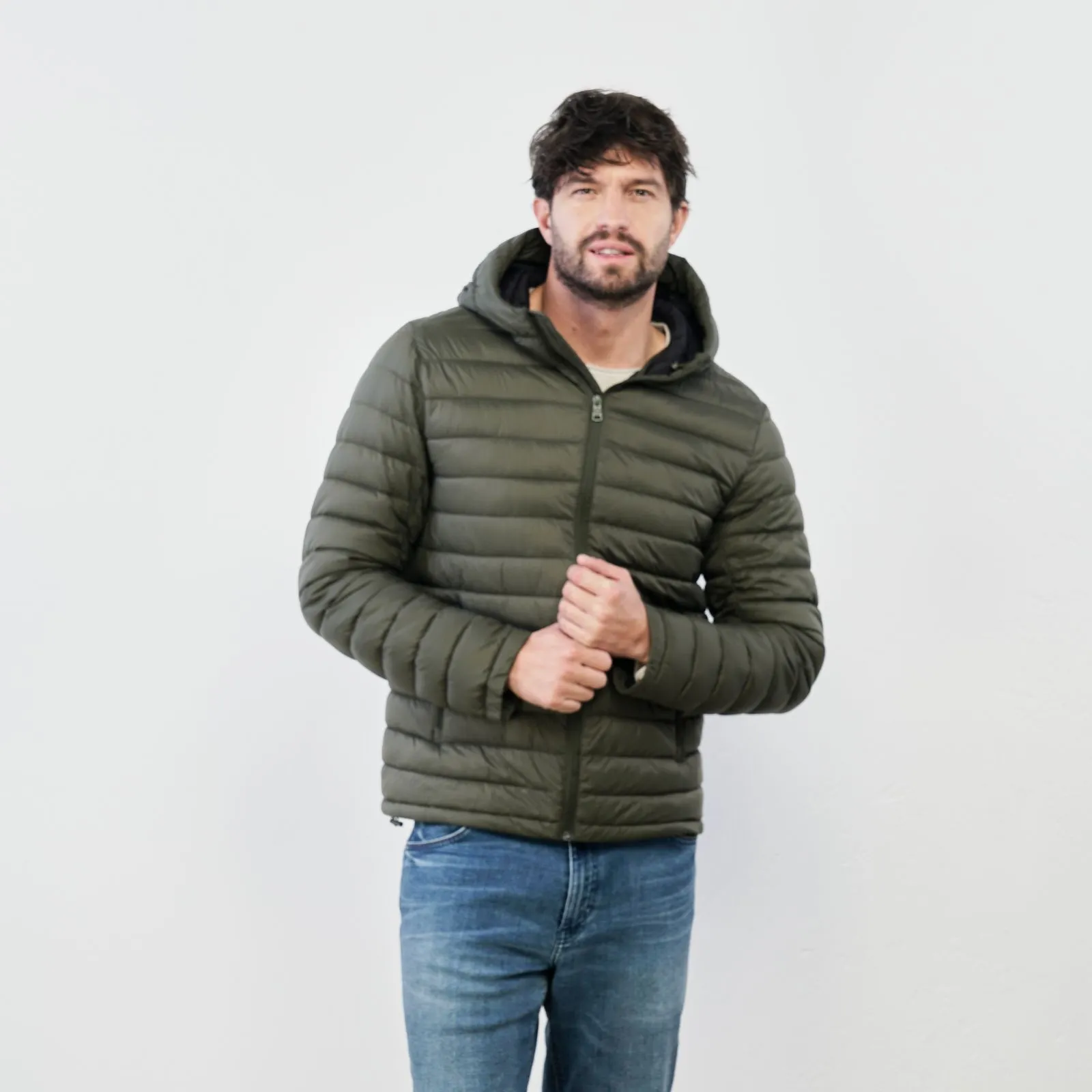 Piumino verde leggero con zip e tasche