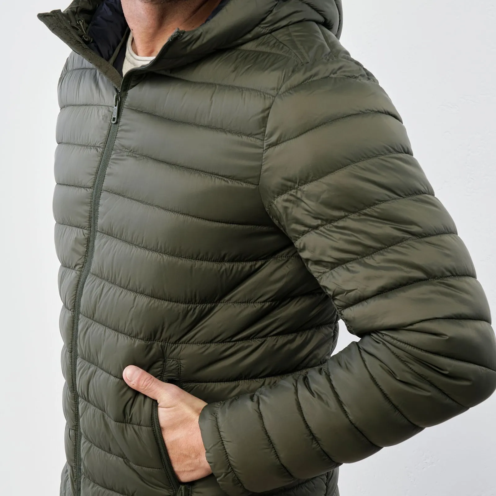 Piumino verde leggero con zip e tasche