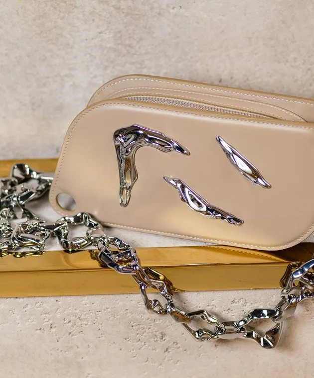Published by Borsa a tracolla in pelle marrone con decorazione in metallo LB008TWC