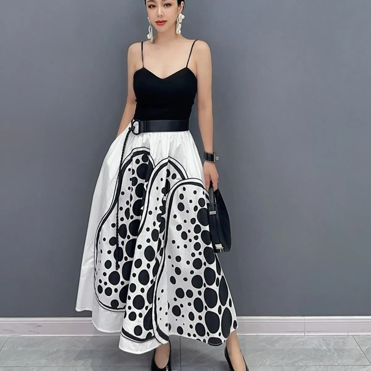 Qing Mo 2023 Estate Nuova gonna irregolare punteggiata di media lunghezza pezzo singolo donna moda casual gonna bianca nera Zxf3