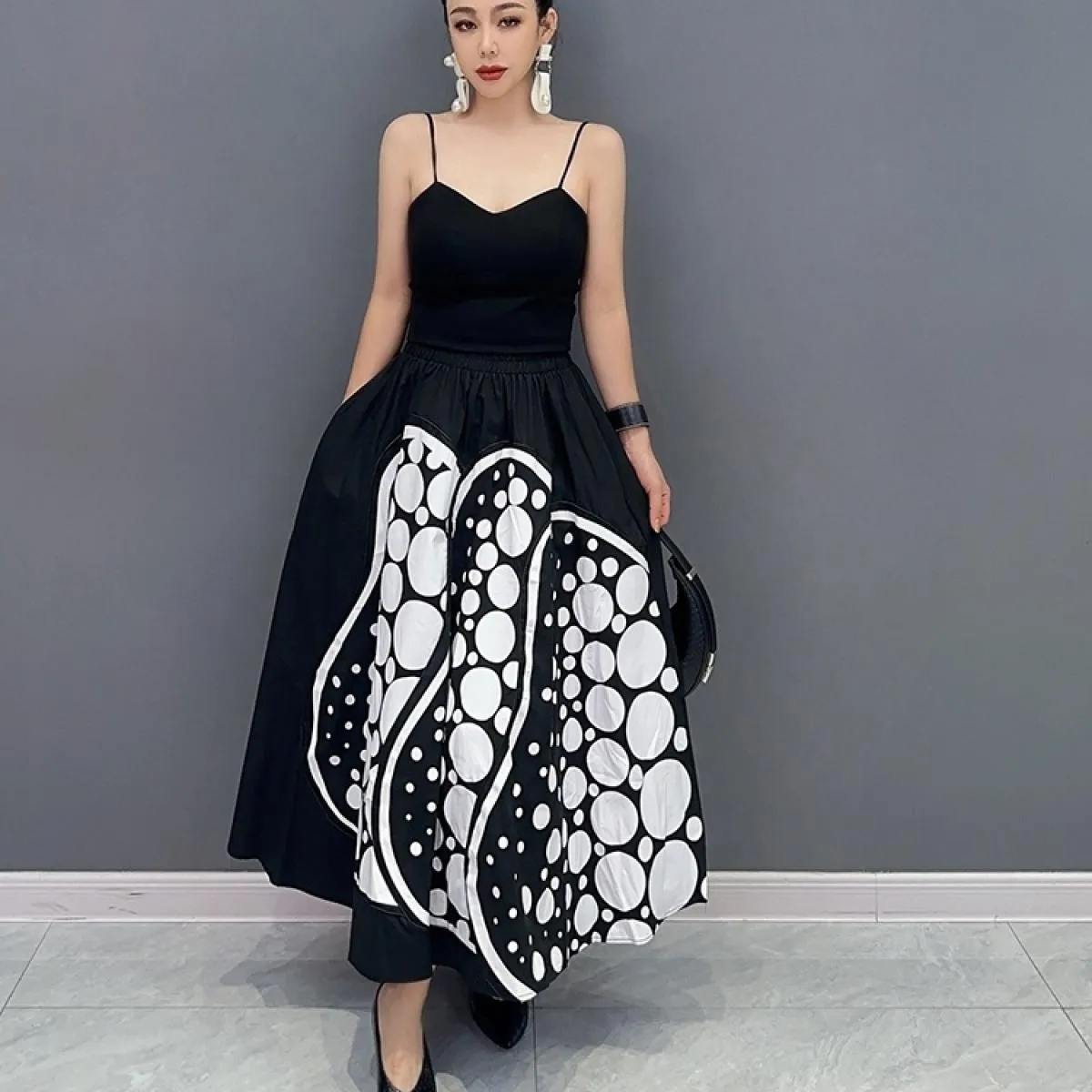 Qing Mo 2023 Estate Nuova gonna irregolare punteggiata di media lunghezza pezzo singolo donna moda casual gonna bianca nera Zxf3