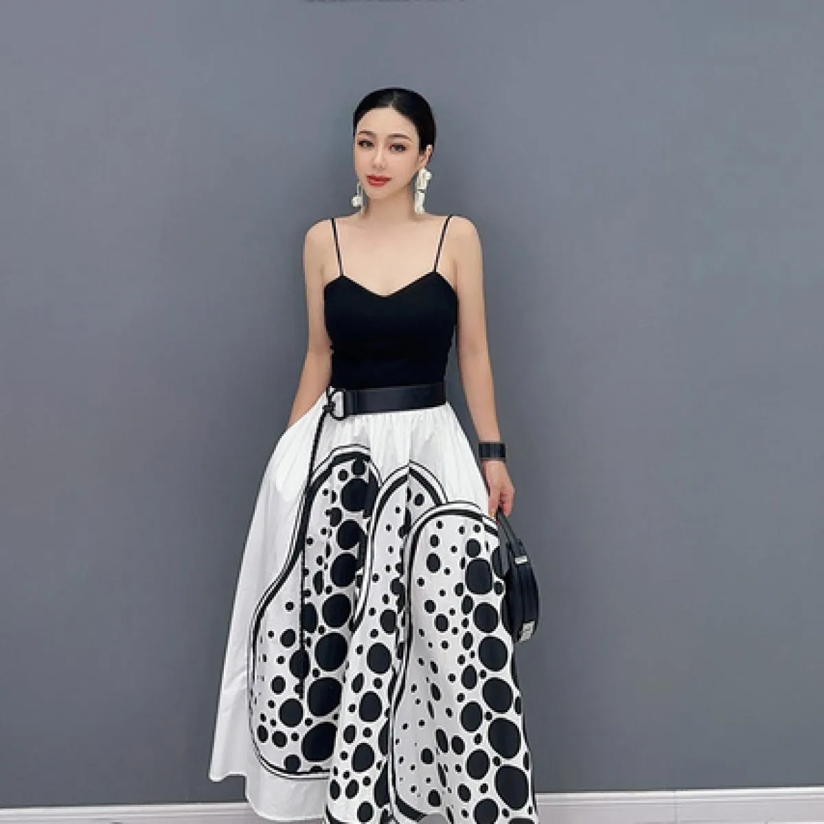 Qing Mo 2023 Estate Nuova gonna irregolare punteggiata di media lunghezza pezzo singolo donna moda casual gonna bianca nera Zxf3