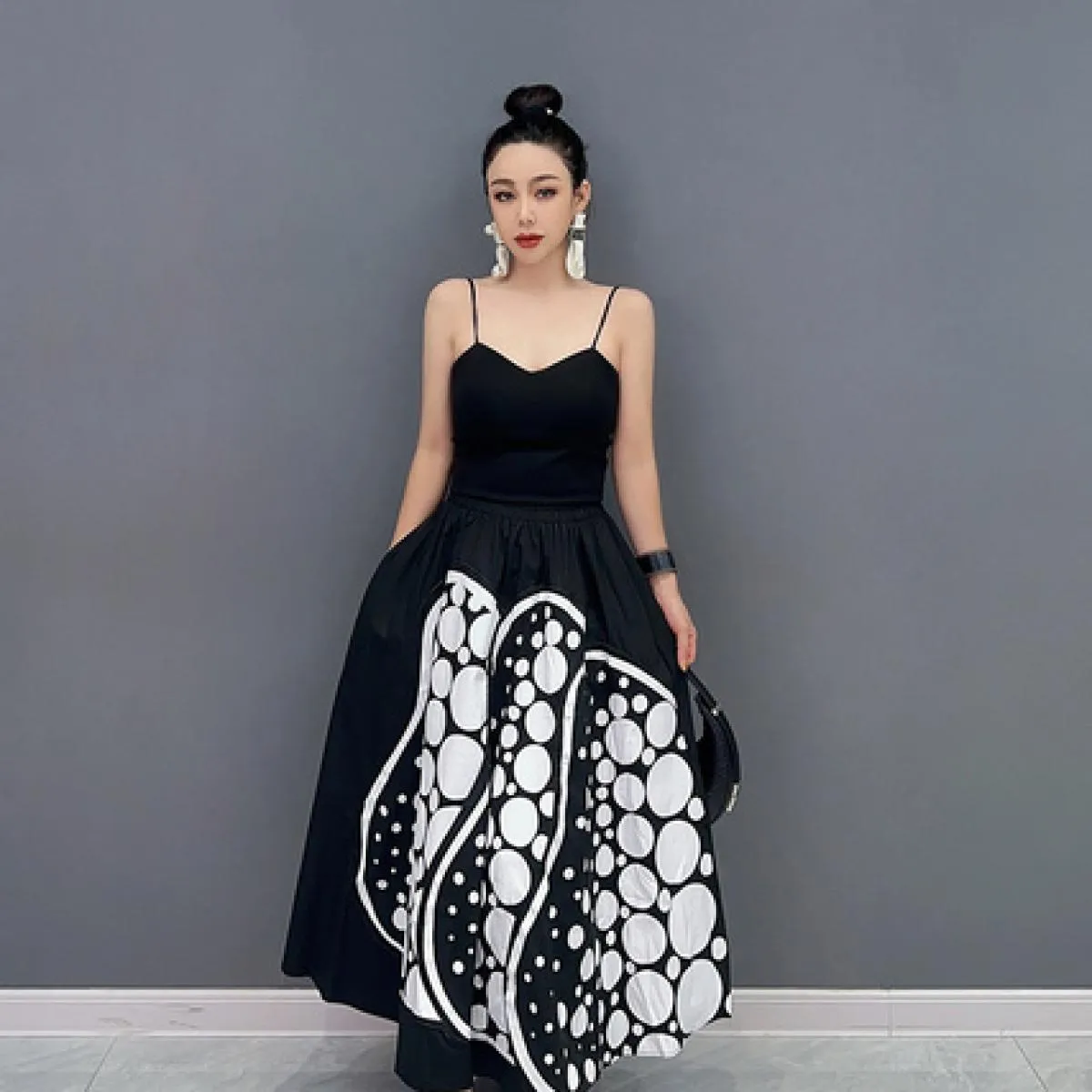 Qing Mo 2023 Estate Nuova gonna irregolare punteggiata di media lunghezza pezzo singolo donna moda casual gonna bianca nera Zxf3