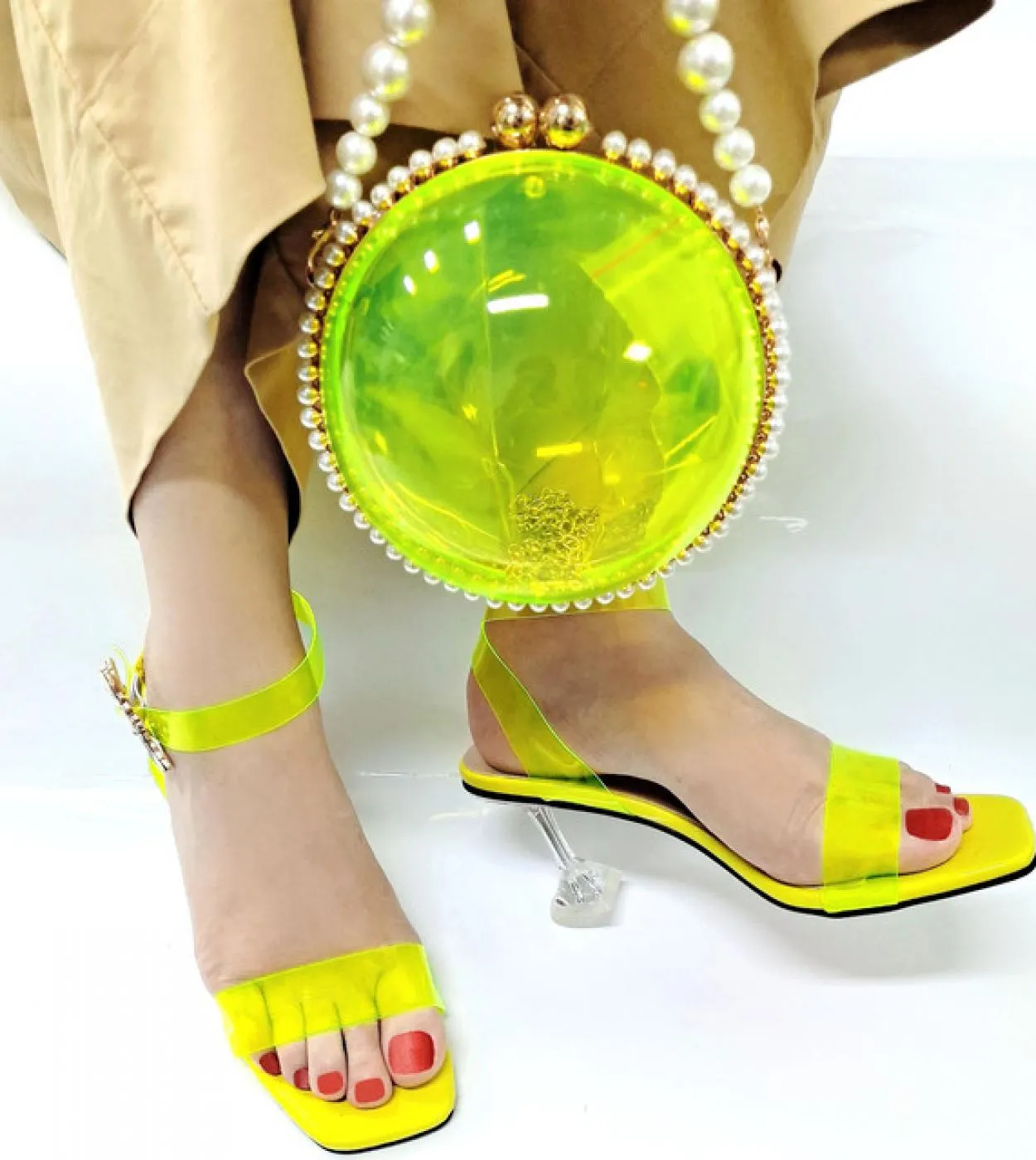 Scarpe da donna di design italiano Scarpe con tacco alieno Scarpe da donna africane Decorare con scarpe da sposa trapano Scarpe