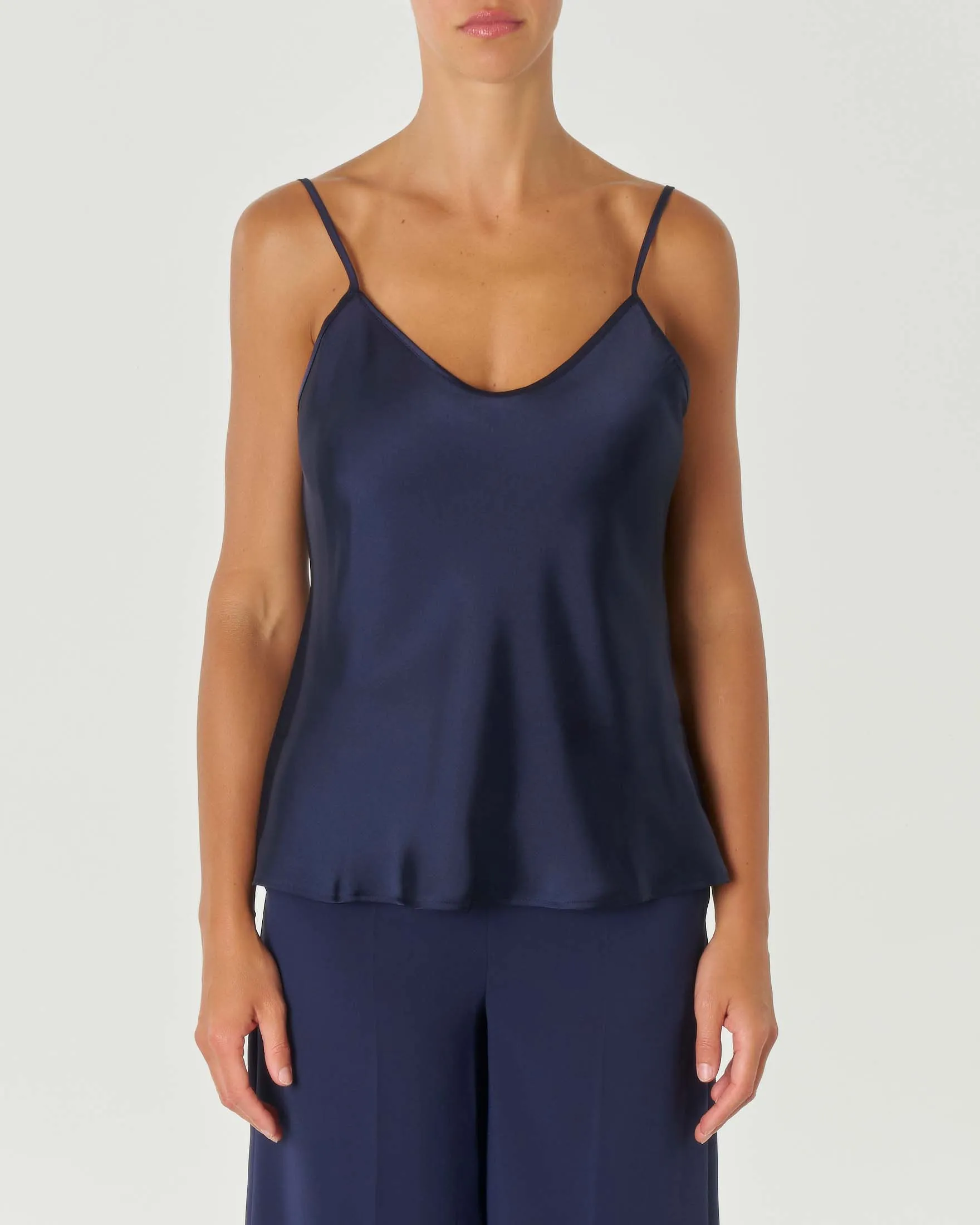 Top blu in raso con spalline sottili e scollo a V