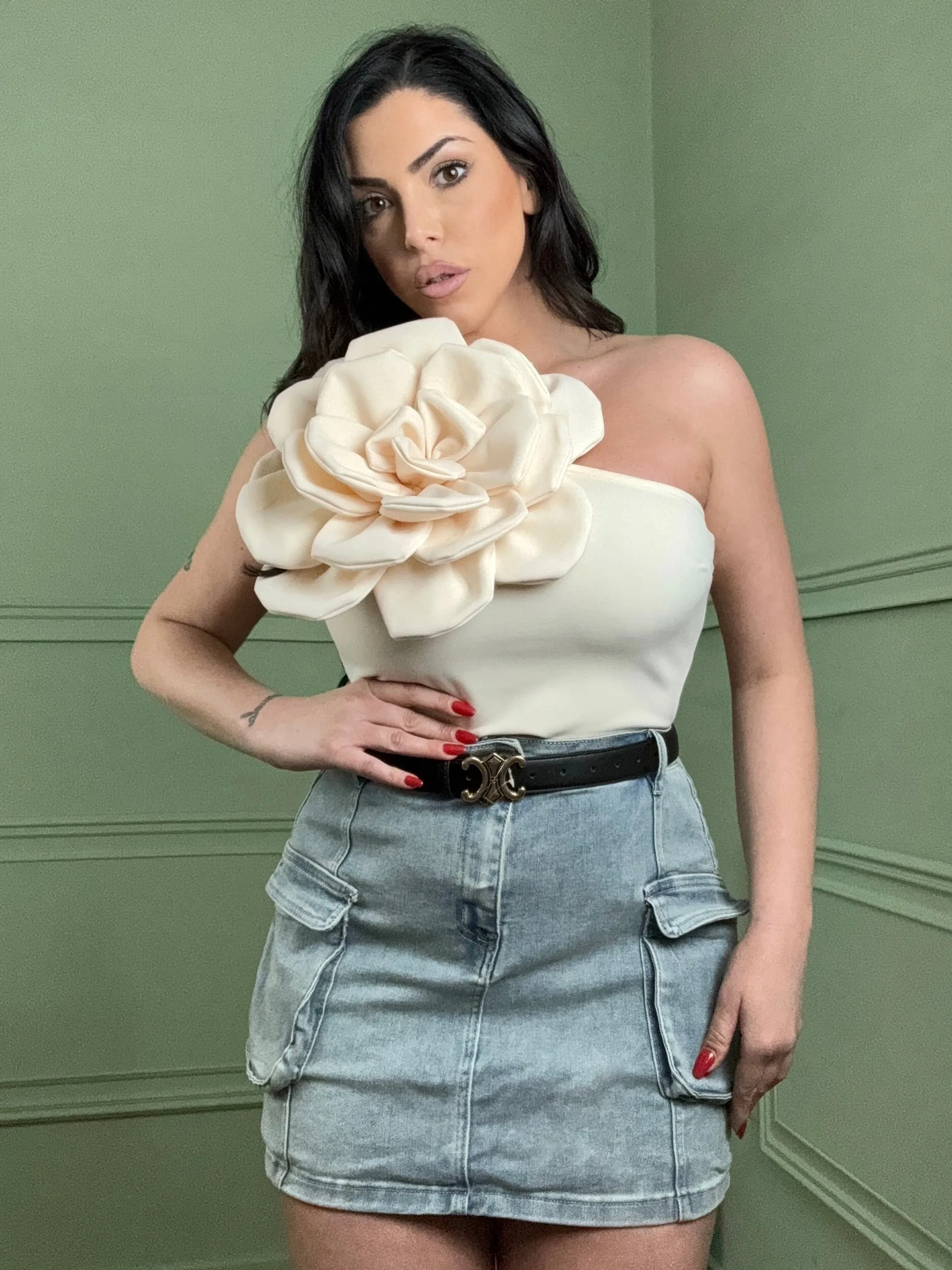 Top monospalla con fiore grande in tessuto “Assia”