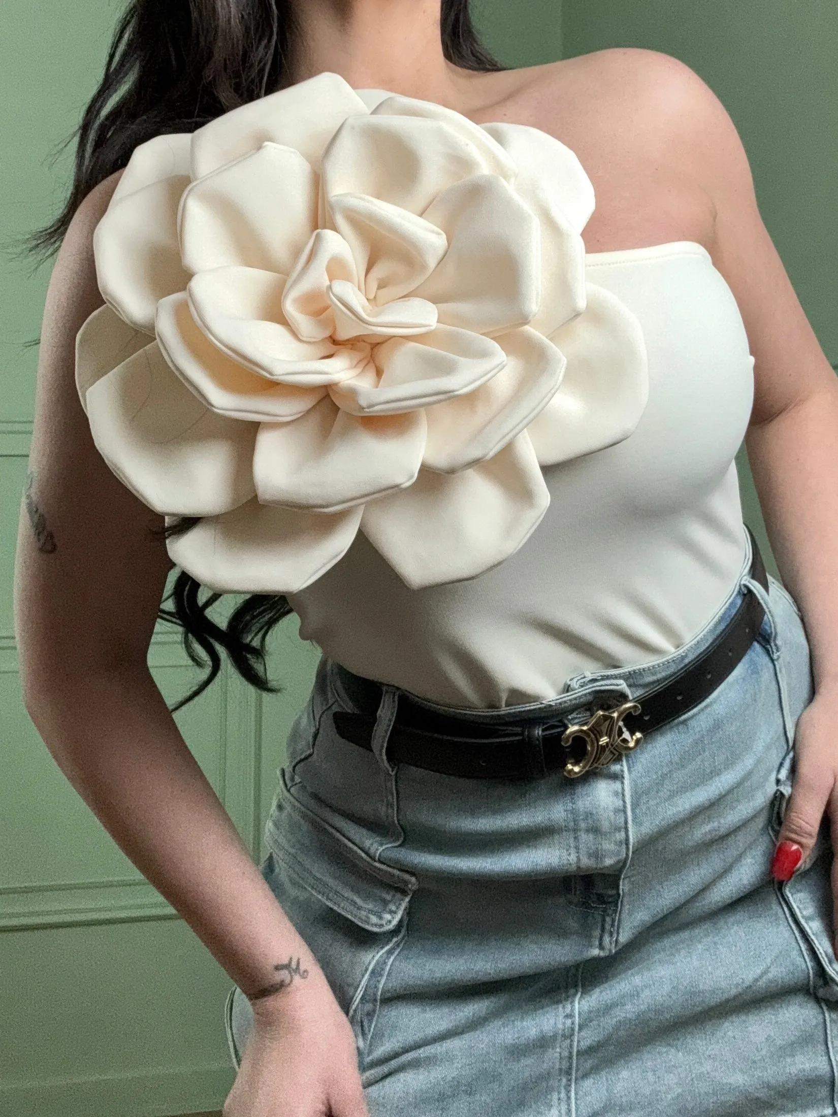 Top monospalla con fiore grande in tessuto “Assia”