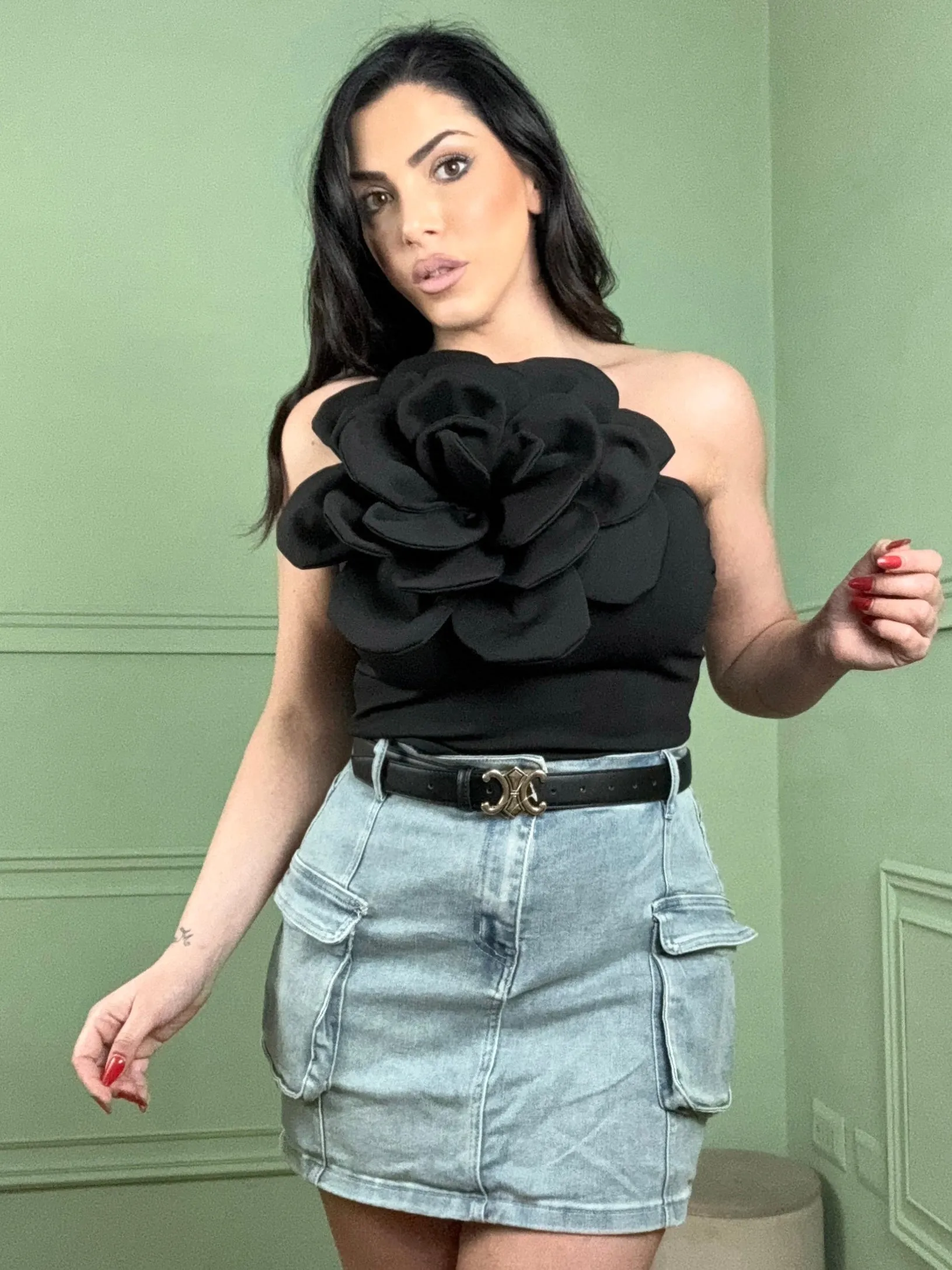 Top monospalla con fiore grande in tessuto “Assia”