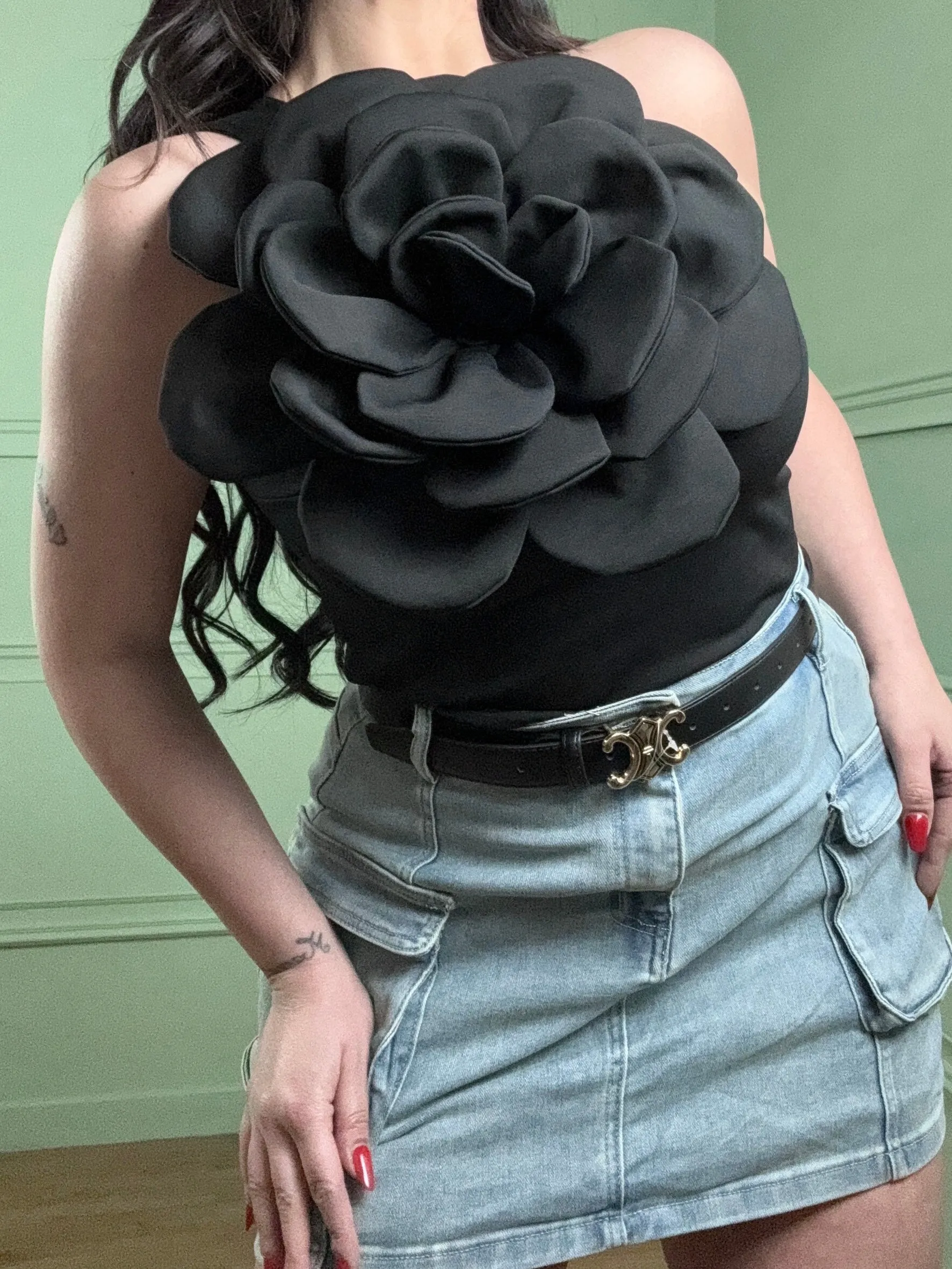 Top monospalla con fiore grande in tessuto “Assia”
