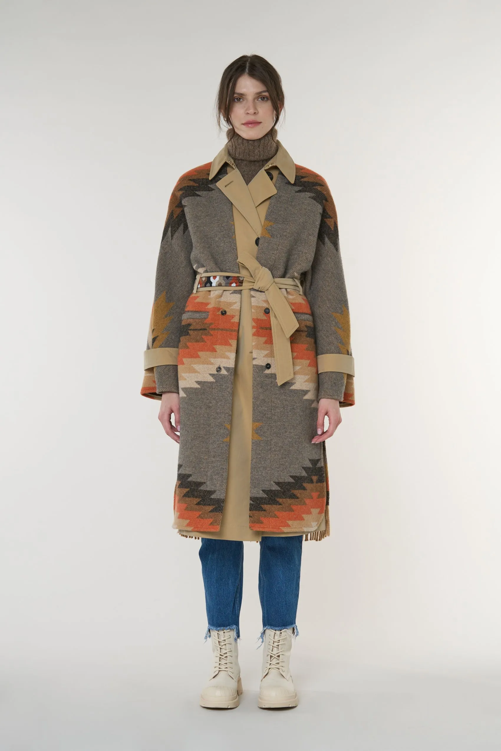 Trench fantasia etnica con gilet 