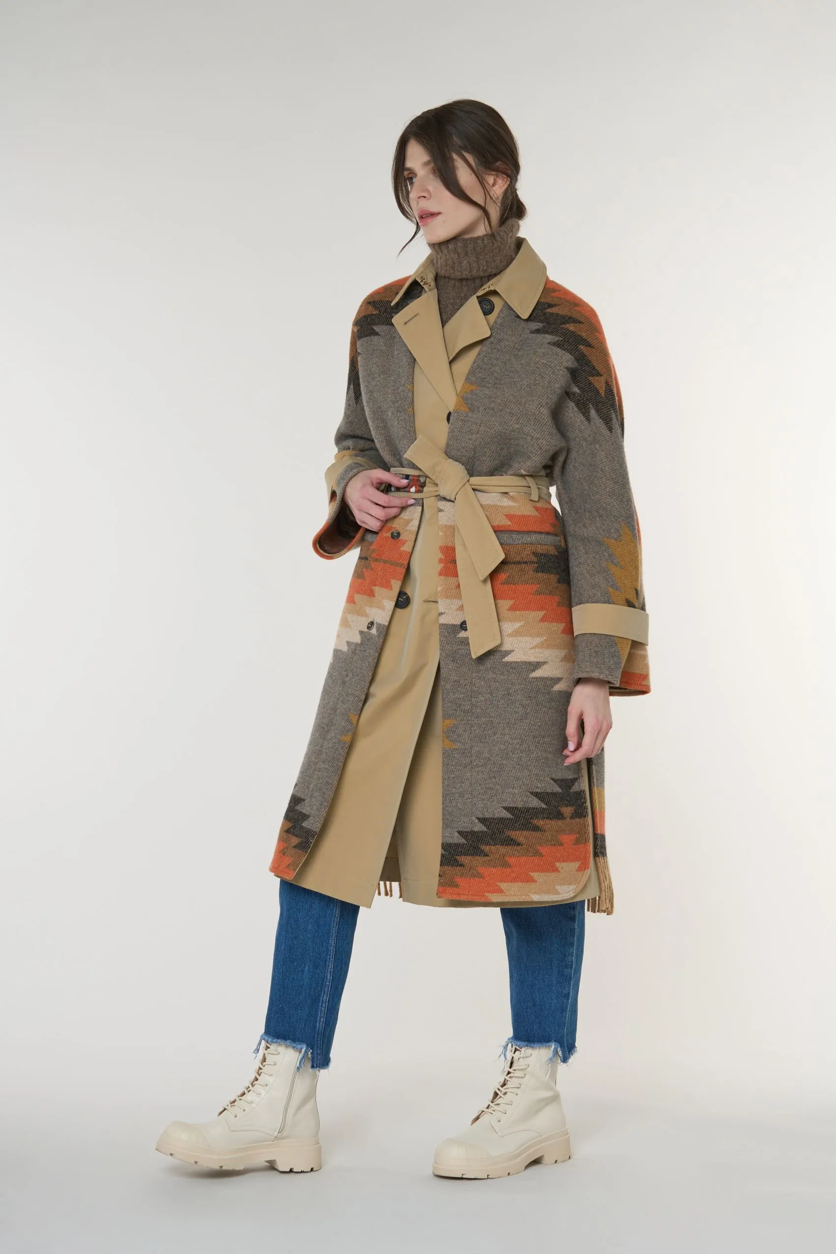 Trench fantasia etnica con gilet 