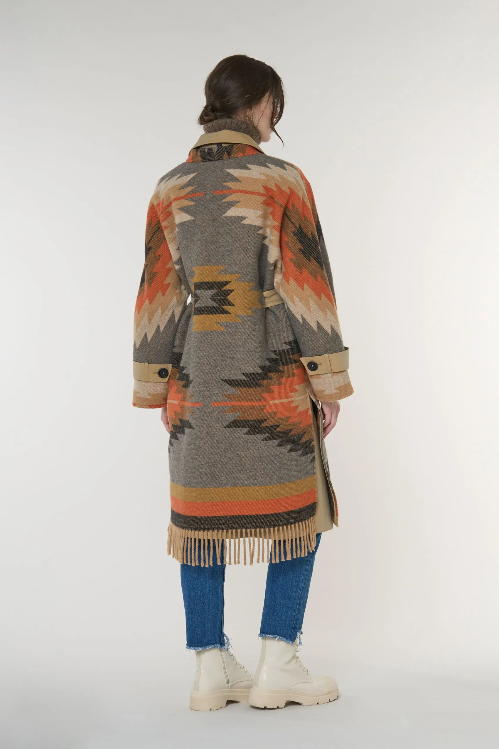 Trench fantasia etnica con gilet 