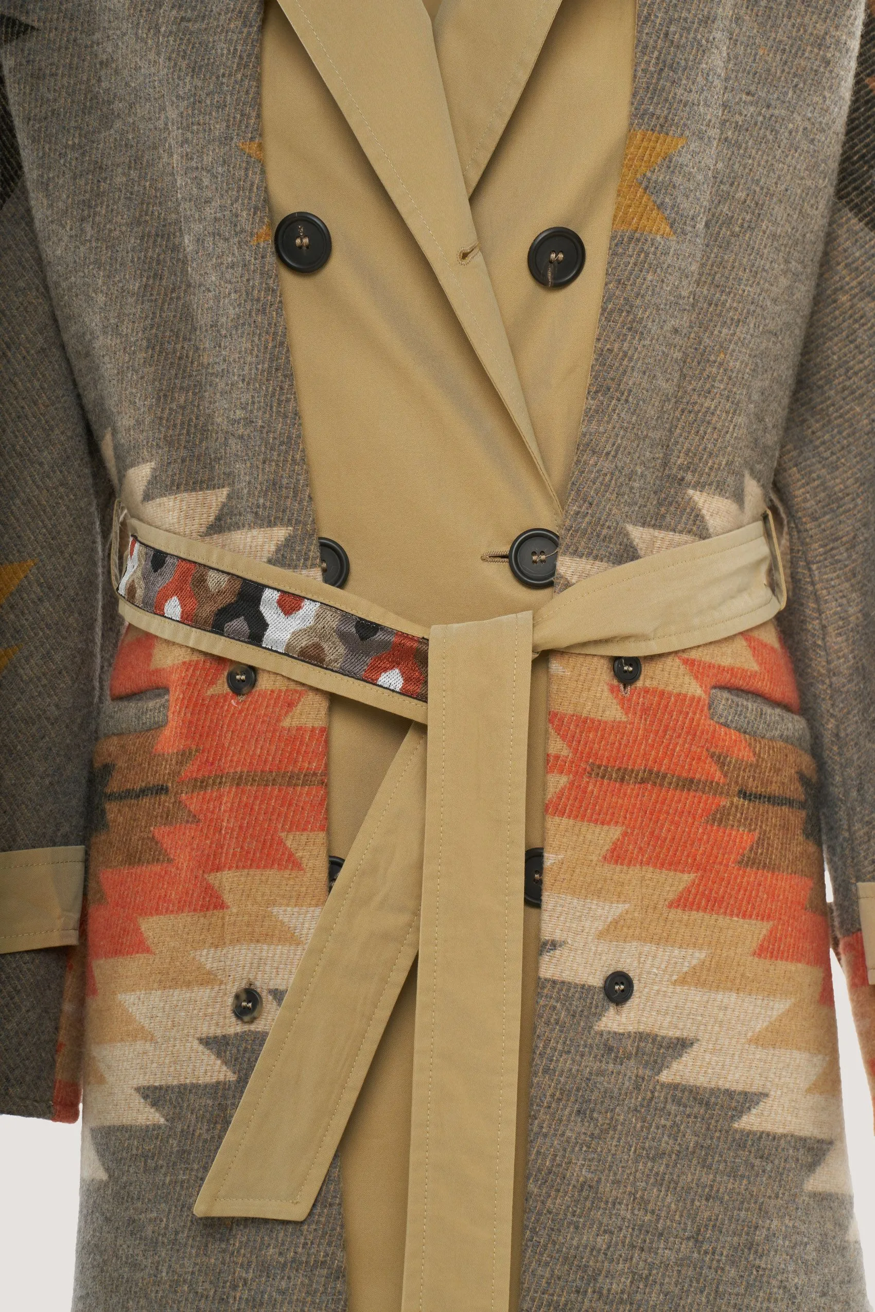Trench fantasia etnica con gilet 